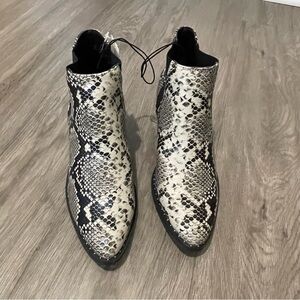 NEW❗️ Snake Booties - Universal Thread - NWT ✨